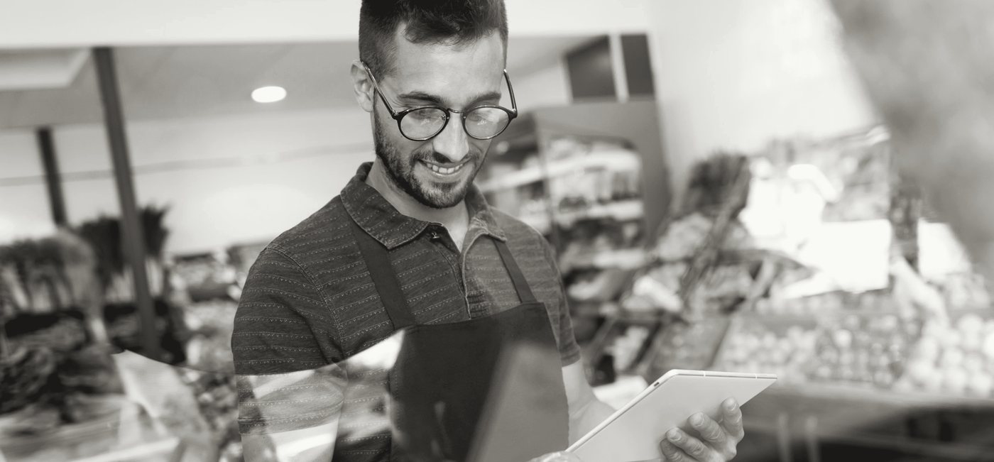 Un trabajador revisa productos con una tableta en una tienda